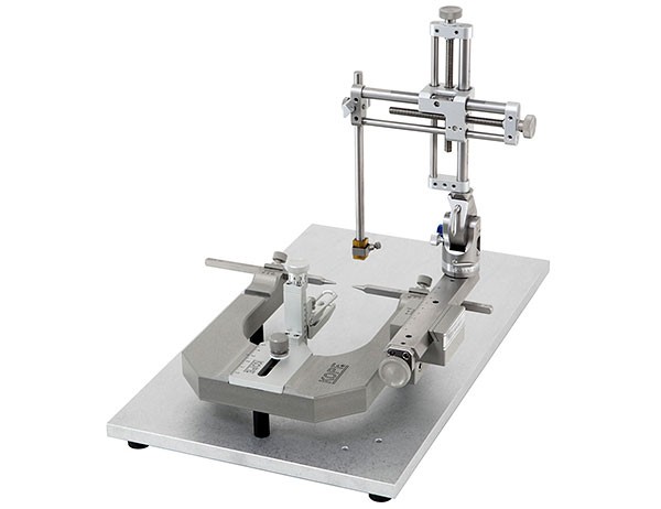 Stereotaxic frame with precision manipulators for neuroscience research